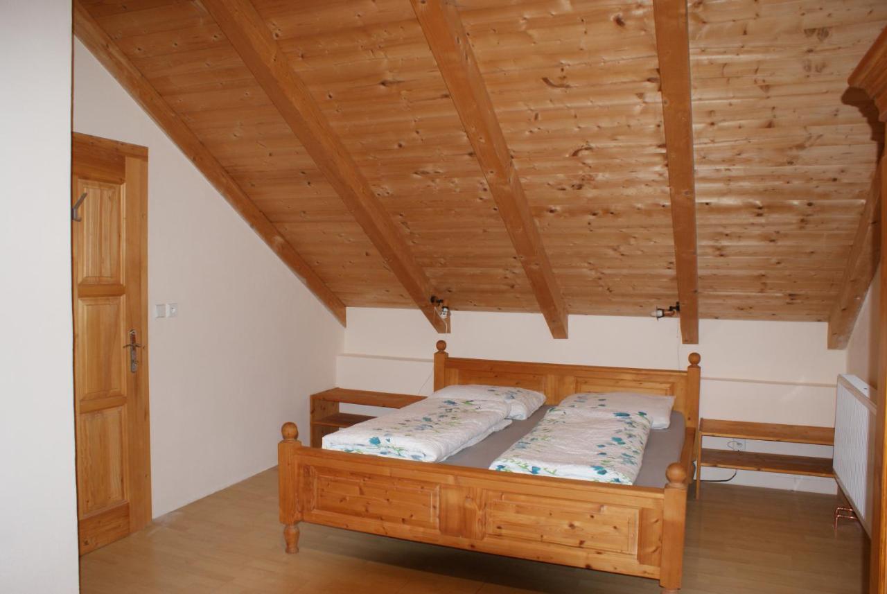 Rustikale Und Grosszuegige Ferienwohnung Kasperske Hory Exterior photo